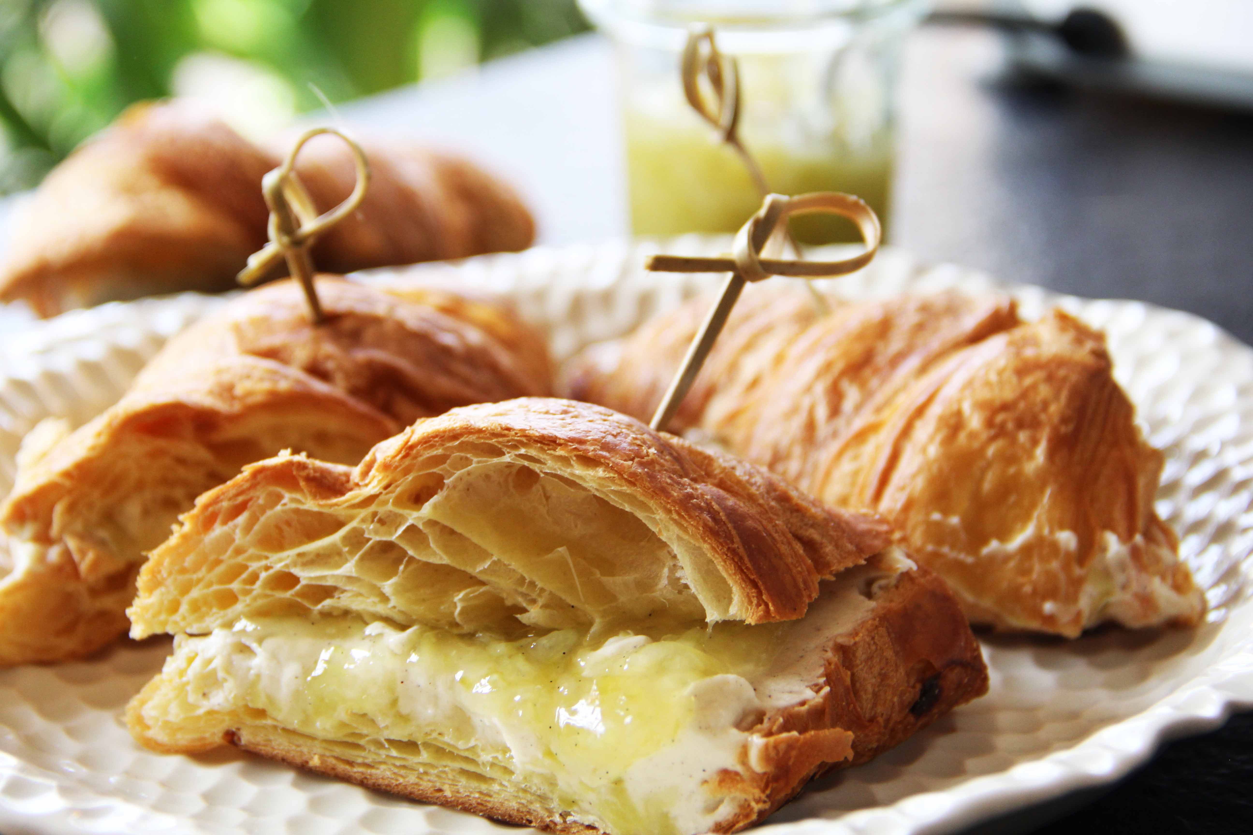 Nedělní croissant s okurkovou marmeládou